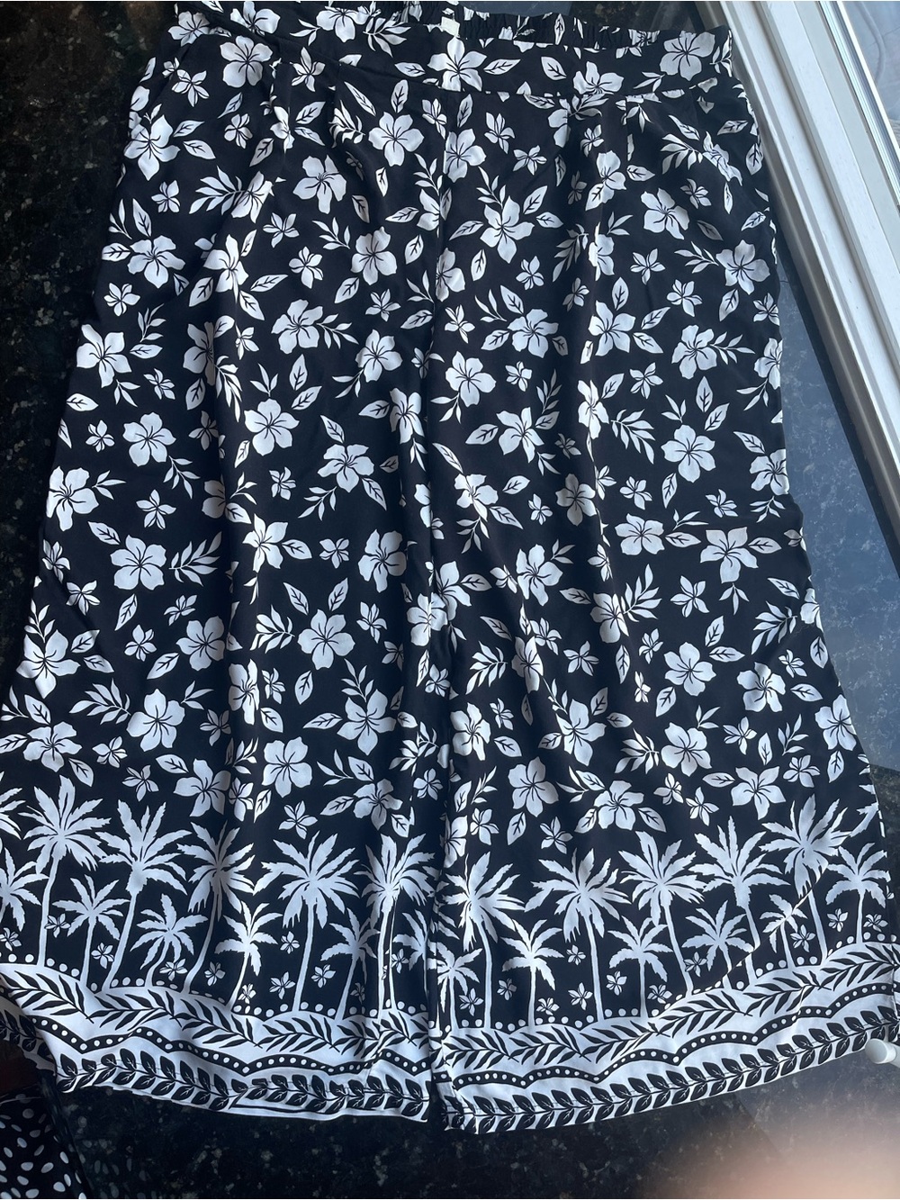 Black & White Floral Border Capris